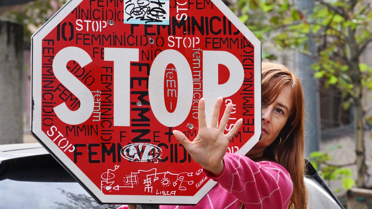 Un’immagine simbolica contro la violenza sulle donne Un’immagine simbolica contro la violenza sulle donne