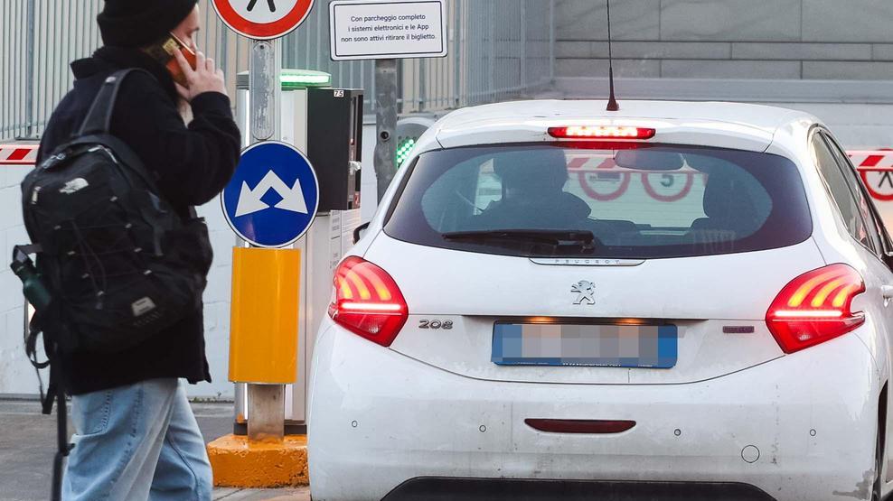 Parcheggi, ora si tratta. Circondaria: mille posti. Ipotesi sport ai Macelli Parcheggi, ora si tratta. Circondaria: mille posti. Ipotesi sport ai Macelli