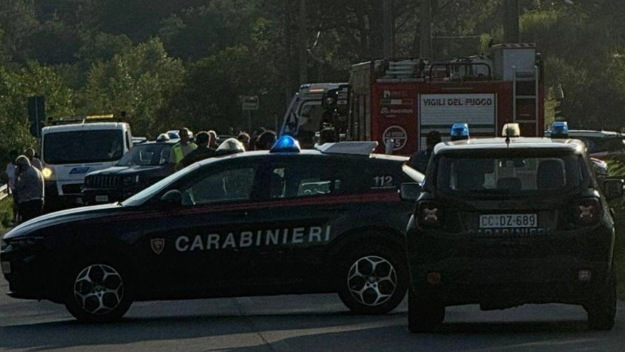 La scena dell'incidente: sul posto 118, vigili del fuoco, carabinieri. Ogni tentativo di rianimazione dei due ragazzi è stato inutile La scena dell'incidente: sul posto 118, vigili del fuoco, carabinieri. Ogni tentativo di rianimazione dei due ragazzi è stato inutile
