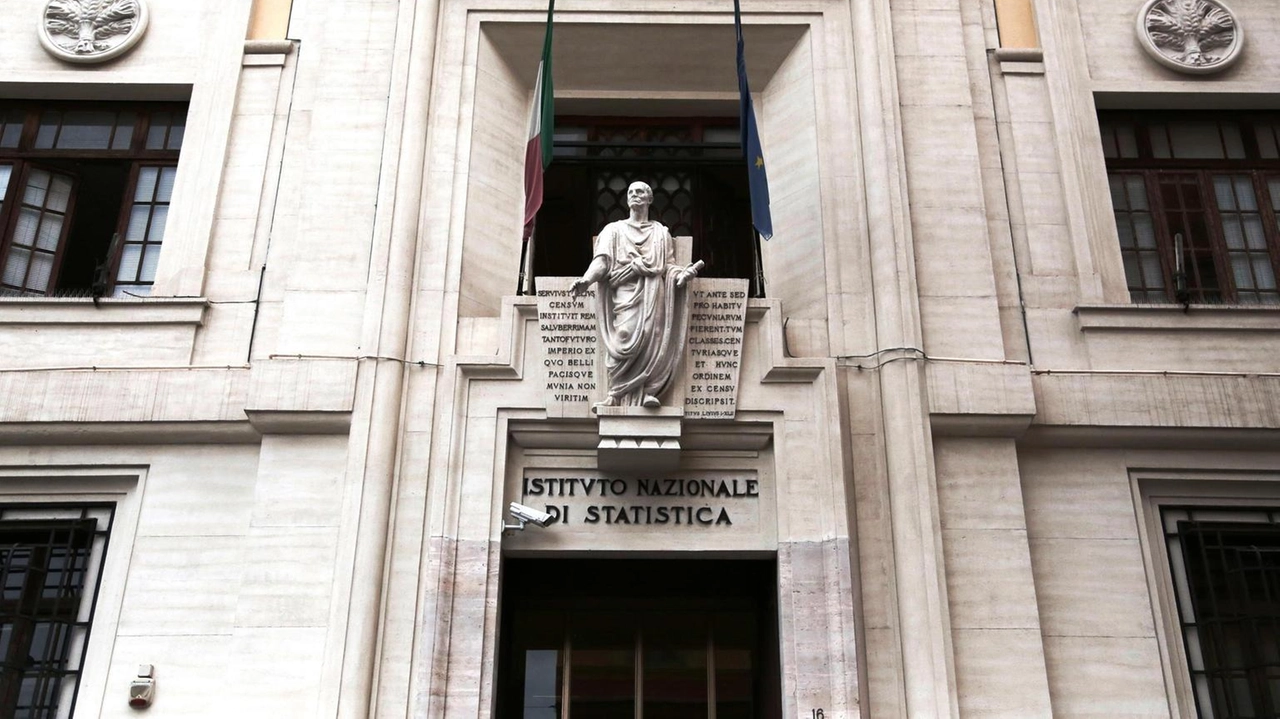 Toscana, la regione che (quasi) resiste allo spopolamento. Ma il futuro si gioca su migranti e natalità