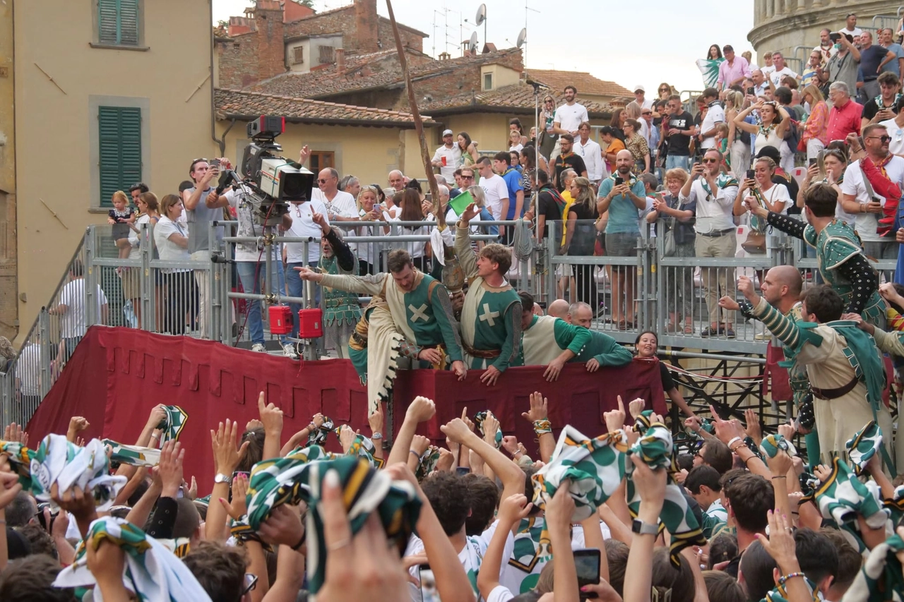 L'esultanza di Porta Sant'Andrea: il quartiere ha appena vinto la Giostra del Saracino