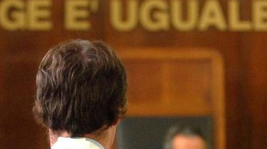 FOLLONICA Ha sfondato la vetrina di un bar per rubare delle bottiglie di whiskey e ha spintonato i carabinieri di... FOLLONICA Ha sfondato la vetrina di un bar per rubare delle bottiglie di whiskey e ha spintonato i carabinieri di...