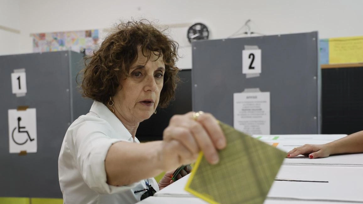 Nessuna segnalazione particolare dai seggi di Pisa e provincia dove le votazioni si sono svolte «regolarmente» Nessuna segnalazione particolare dai seggi di Pisa e provincia dove le votazioni si sono svolte «regolarmente»