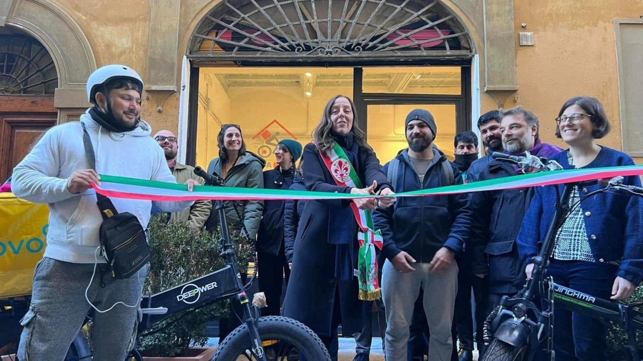 Il taglio del nastro in via Palmieri della nuova casa dei rider fiorentini