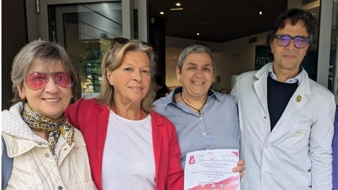 Alcuni dei protagonisti dell’iniziativa solidale nelle farmacie lucchesi Alcuni dei protagonisti dell’iniziativa solidale nelle farmacie lucchesi