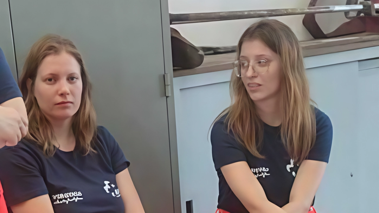 Le gemelle Ginevra e Virginia saranno di turno alle Pubbliche Assistenze. Francesco trascorrerà tutta la giornata con la divisa della Misericordia . Le gemelle Ginevra e Virginia saranno di turno alle Pubbliche Assistenze. Francesco trascorrerà tutta la giornata con la divisa della Misericordia .