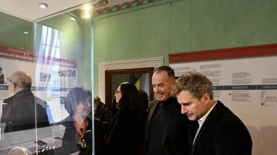 Il sindaco osserva la maschera funebre di Puccini (foto Alcide) Il sindaco osserva la maschera funebre di Puccini (foto Alcide)