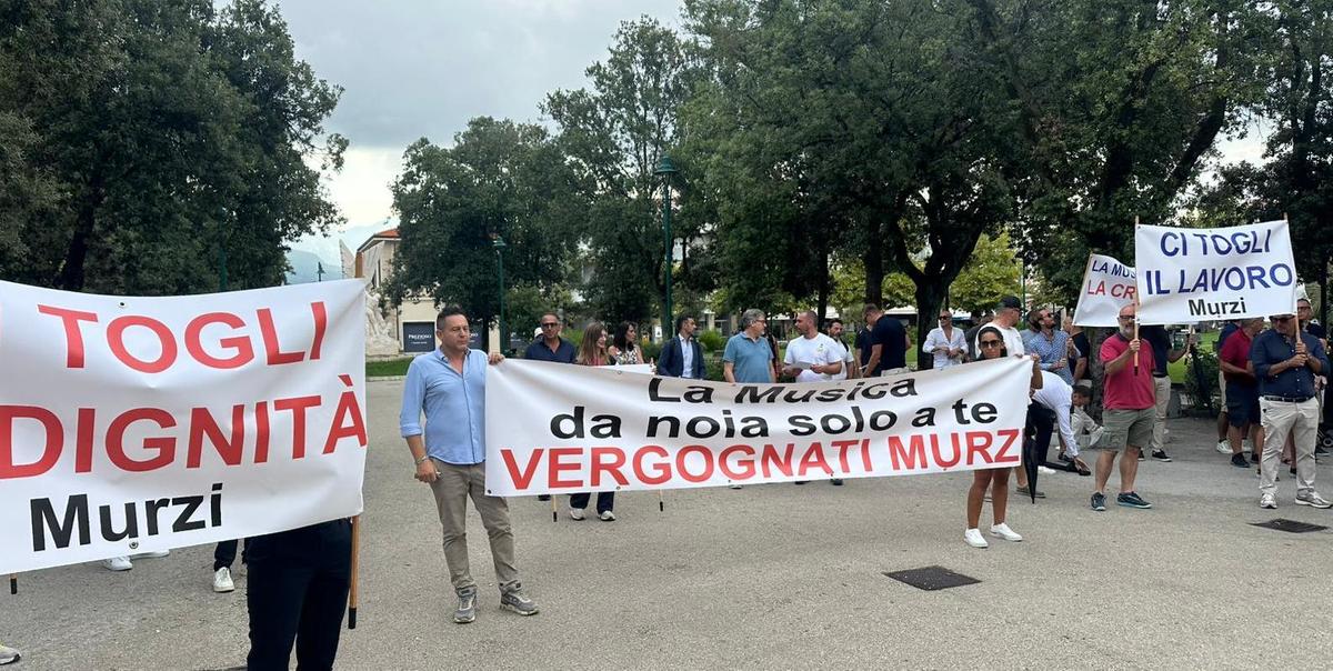 Forte dei Marmi, è scontro. Il sindaco vieta le feste. E i locali vanno in piazza Forte dei Marmi, è scontro. Il sindaco vieta le feste. E i locali vanno in piazza