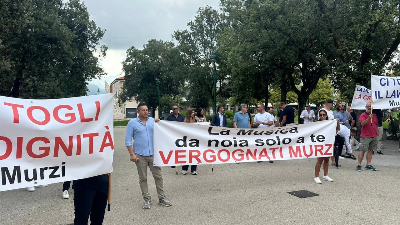Tanti gli striscioni esposti durante la manifestazione dei locali che si è svolta ieri mattina sotto il municipio Tanti gli striscioni esposti durante la manifestazione dei locali che si è svolta ieri mattina sotto il municipio