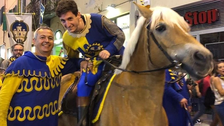 Andrea Betti insieme ad Elia Cicerchia di cui è il palafreniere da anni Andrea Betti insieme ad Elia Cicerchia di cui è il palafreniere da anni