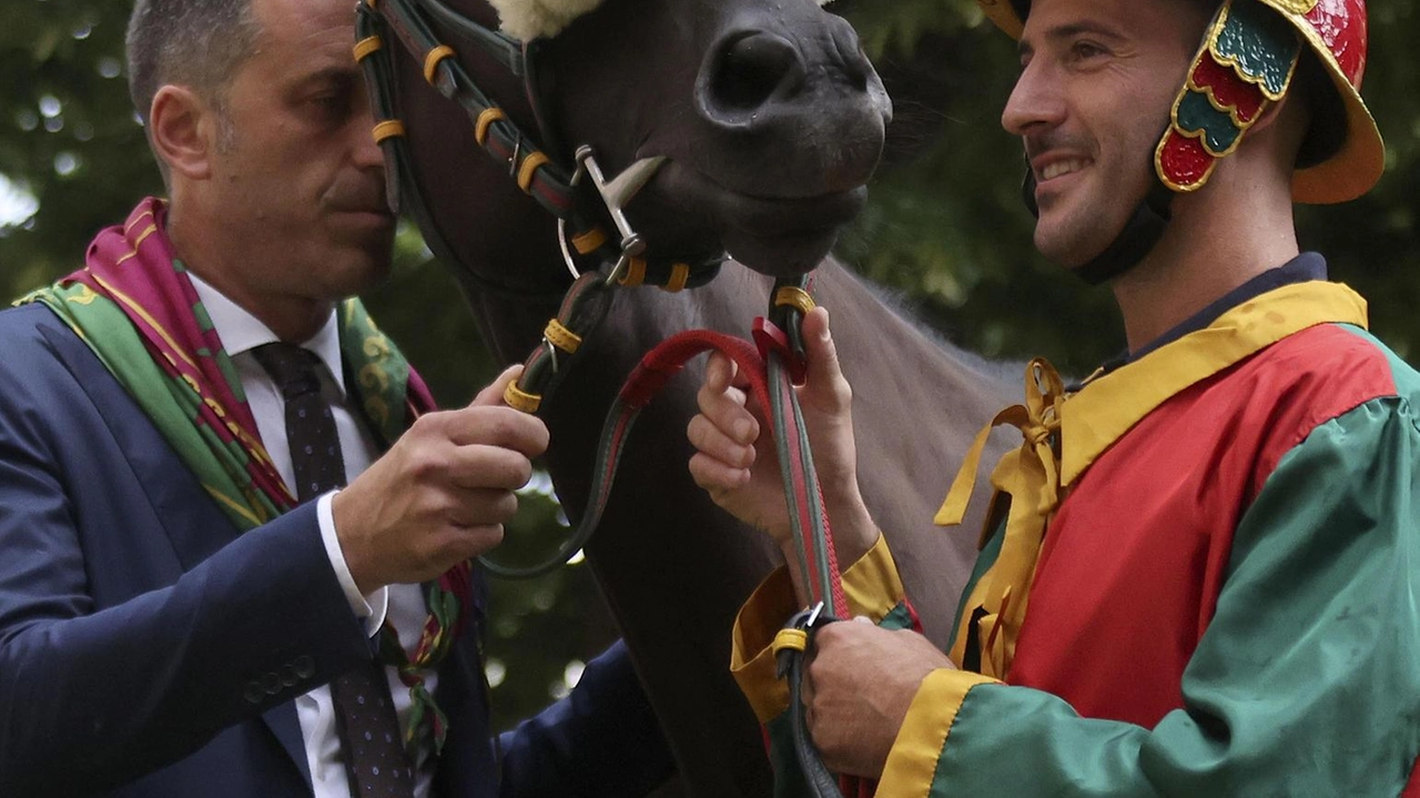 Il momento della benedizione di Diosu a luglio,. Spago insieme al capitano Gotti Il momento della benedizione di Diosu a luglio,. Spago insieme al capitano Gotti