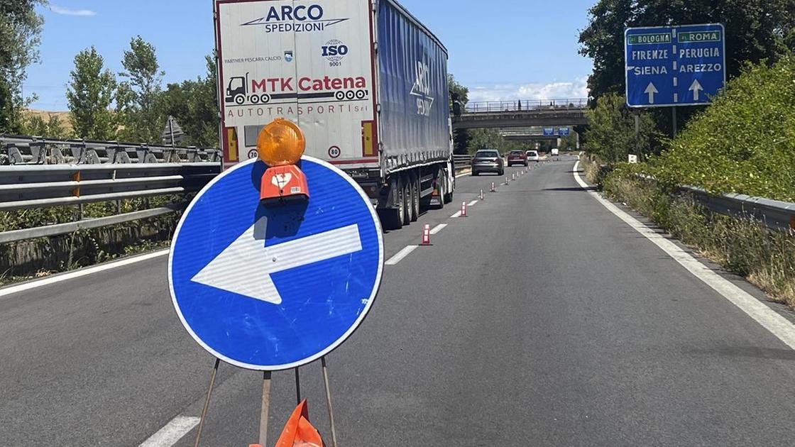 Brivido sulla strada del Mare. Escavatore urta cavalcavia: "Resta chiusa solo una corsia" Brivido sulla strada del Mare. Escavatore urta cavalcavia: "Resta chiusa solo una corsia"