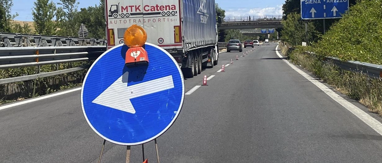 Brivido sulla strada del Mare. Escavatore urta cavalcavia: "Resta chiusa solo una corsia"