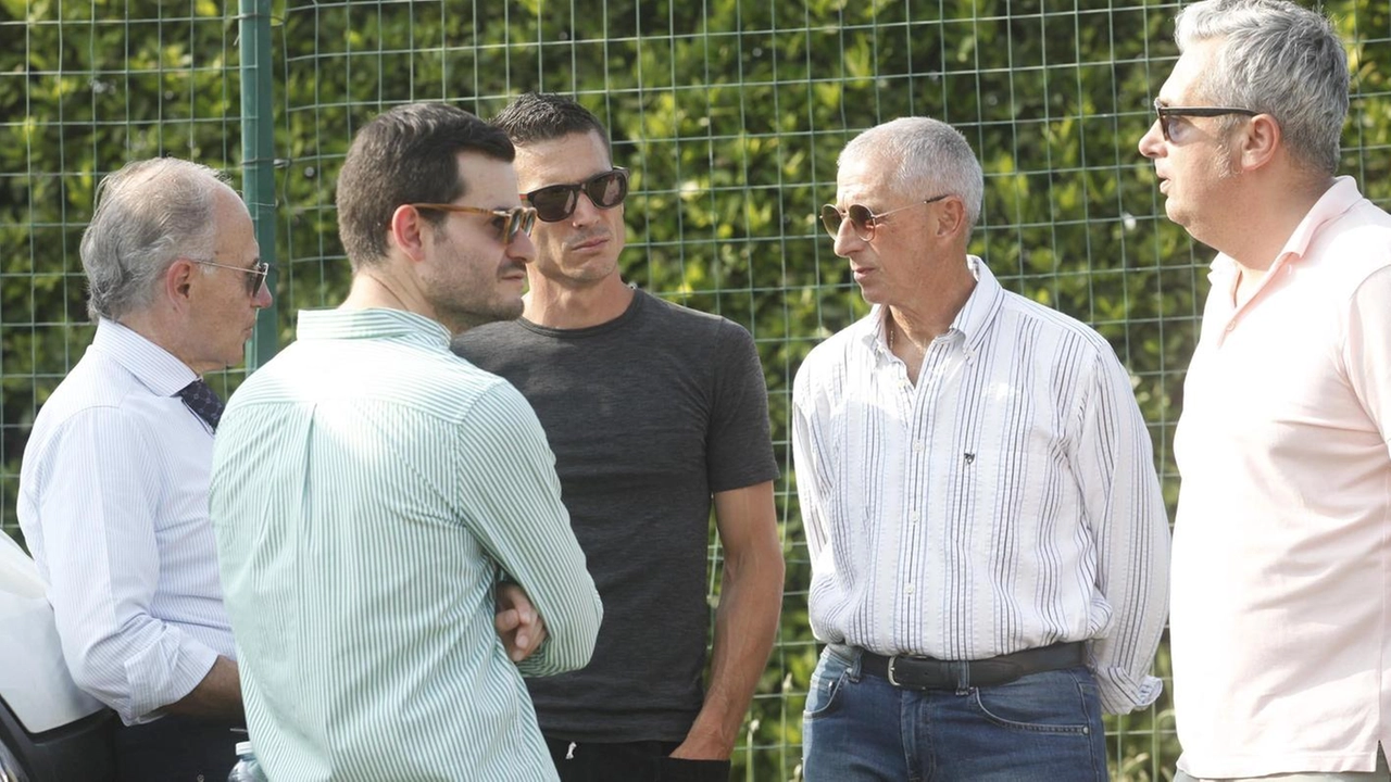 A sinistra Tittia con il capitano della Selva e il suo staff, sopra alcuni momenti dell’addestramento a Mociano dove la temperatura era ben oltre i 30 gradi