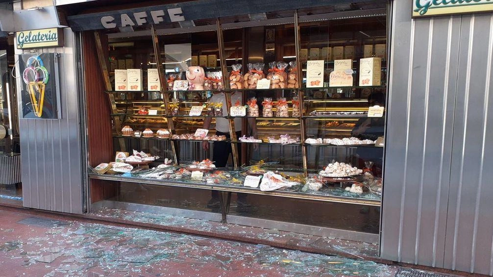 L’episodio è avvenuto dopo pranzo. Il titolare: "Nessun gesto di vandalismo"