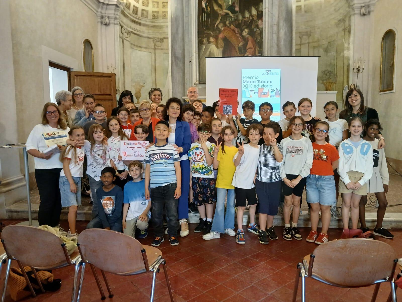 https://www.lanazione.it/image-service/view/acePublic/alias/contentid/OTBkMGI3MDAtNWQ5OC00/0/mario-tobino-e-luniverso-femminile-visto-attraverso-gli-occhi-dei-giovani-alunni.jpeg