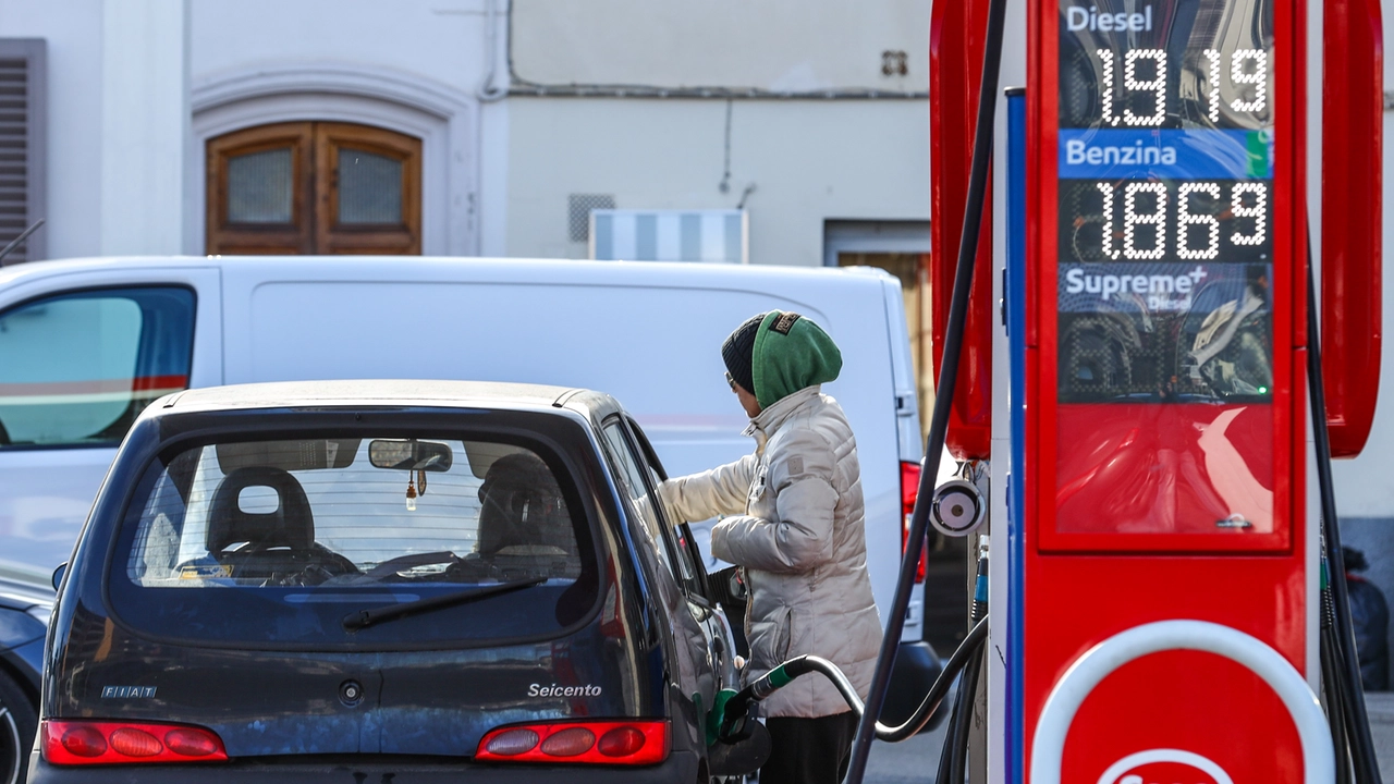 Un distributore di benzina (Foto repertorio Germogli) Un distributore di benzina (Foto repertorio Germogli)