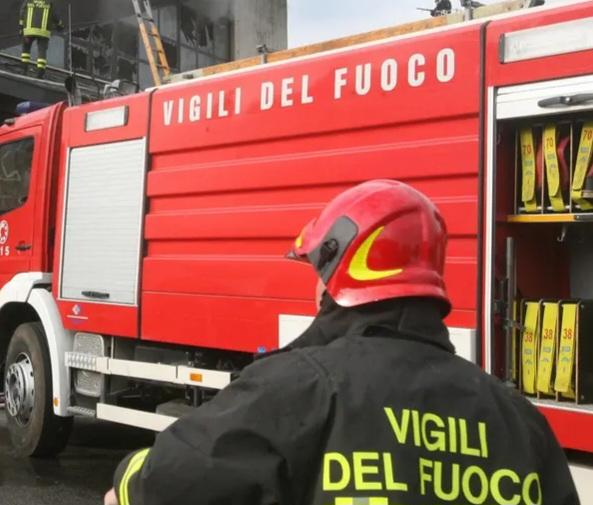 https://www.lanazione.it/image-service/view/acePublic/alias/contentid/OTBkZTA3OTgtNGY0MC00/0/vigili-del-fuoco-archivio.jpeg?f=1.91:1&w=1200