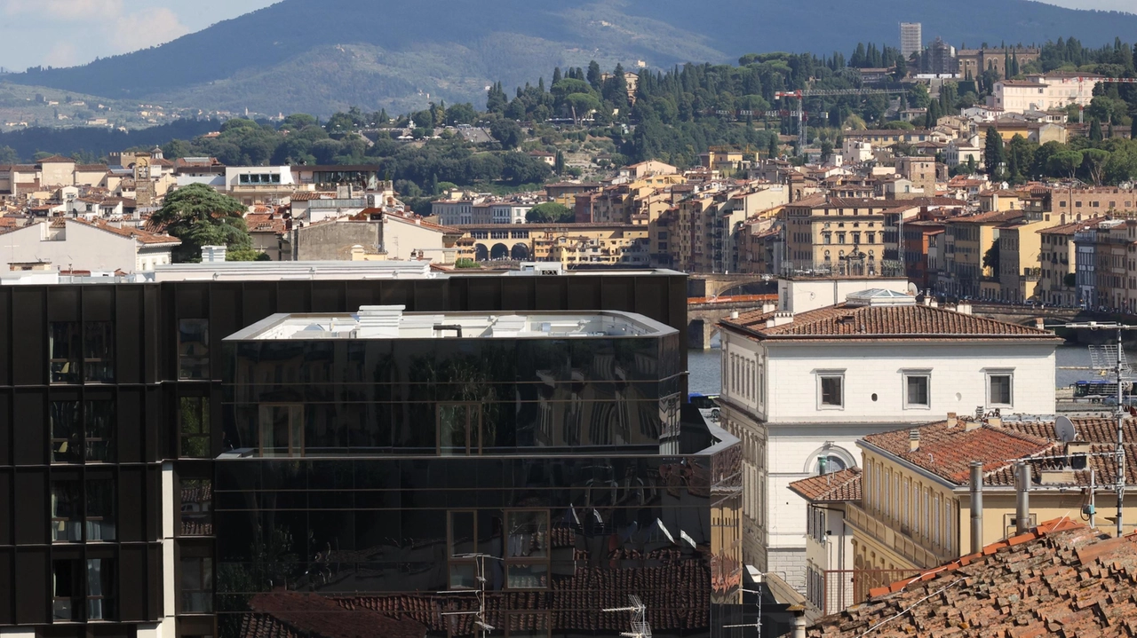 La procura ha aperto un’indagine per verificare la correttezza dell’iter: presto le prime acquisizioni. Intanto Palazzo Vecchio sta verificando le autorizzazioni rilasciate dalla Soprintendenza. La procura ha aperto un’indagine per verificare la correttezza dell’iter: presto le prime acquisizioni. Intanto Palazzo Vecchio sta verificando le autorizzazioni rilasciate dalla Soprintendenza.