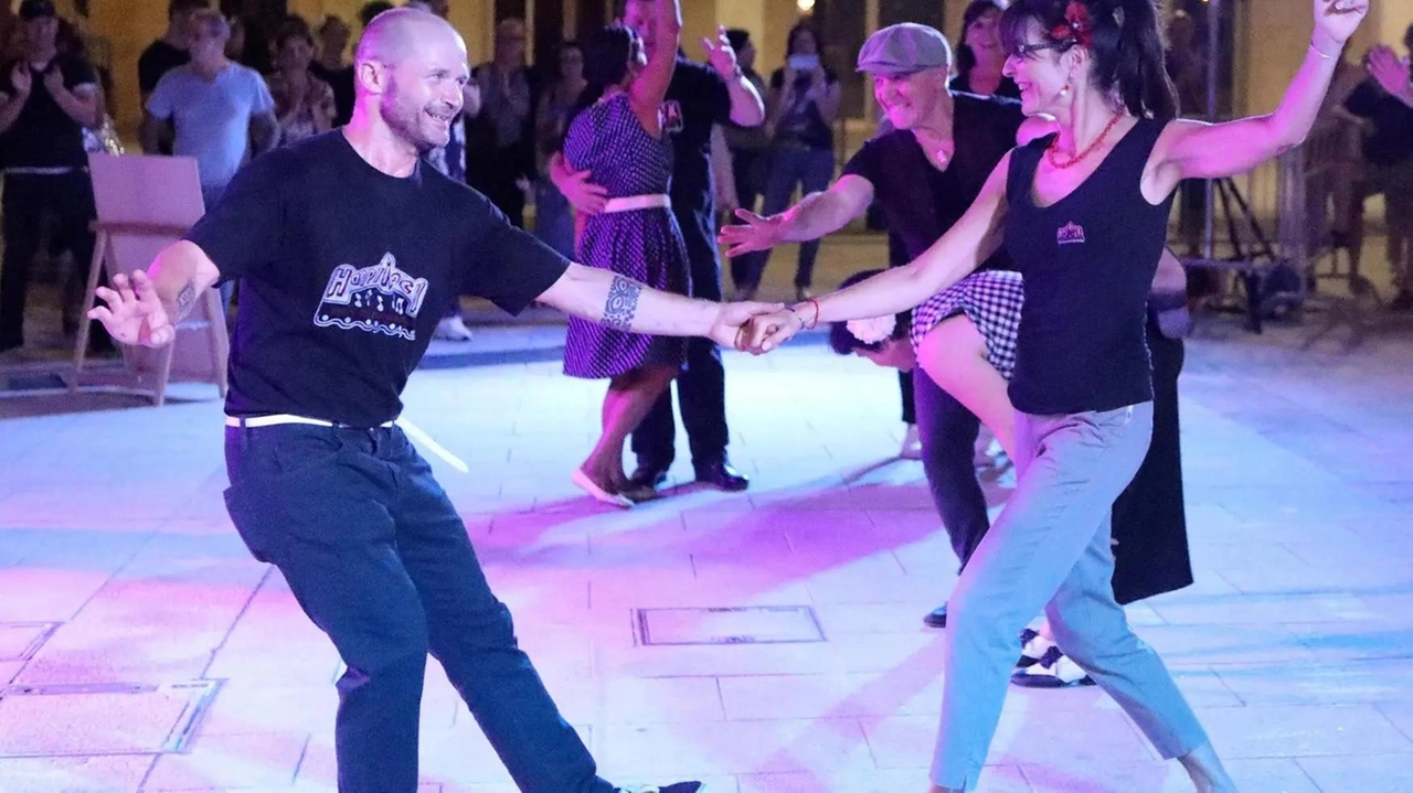 Balli in piazza. La Fiera di Comeana inizierà il 27 giugno con la festa cubana: musica e animazione a cura di Salsarika. Il ricavato andrà all’associazione «Il Sorriso di Pietro» Balli in piazza. La Fiera di Comeana inizierà il 27 giugno con la festa cubana: musica e animazione a cura di Salsarika. Il ricavato andrà all’associazione «Il Sorriso di Pietro»