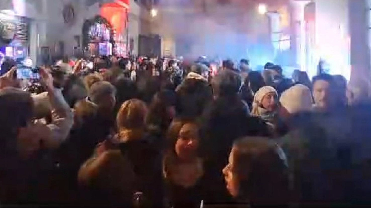 Spettacoli nelle strade del centro storico pratese. durante la notte di San Silvestro: tante persone hanno festeggiato così Spettacoli nelle strade del centro storico pratese. durante la notte di San Silvestro: tante persone hanno festeggiato così