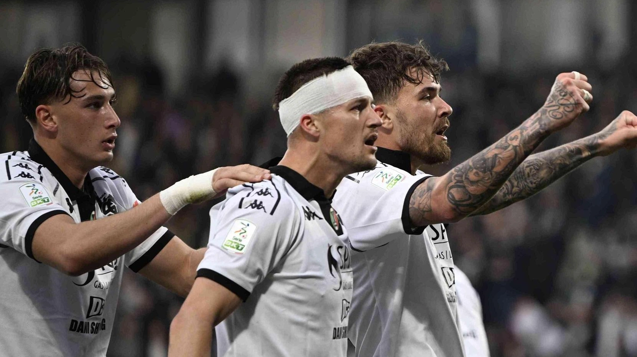 Pio Esposito, Reca e Wiśniewski esultano dopo la vittoria dello Spezia sul Pisa, una sfida ’a distanza’. che sta infiammando la parte finale del campionato Pio Esposito, Reca e Wiśniewski esultano dopo la vittoria dello Spezia sul Pisa, una sfida ’a distanza’. che sta infiammando la parte finale del campionato