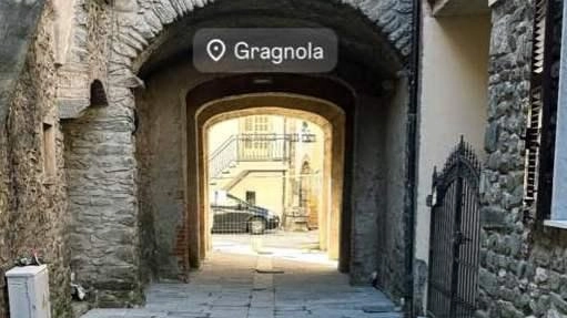 L’ingresso di via San Nicola nel borgo L’ingresso di via San Nicola nel borgo