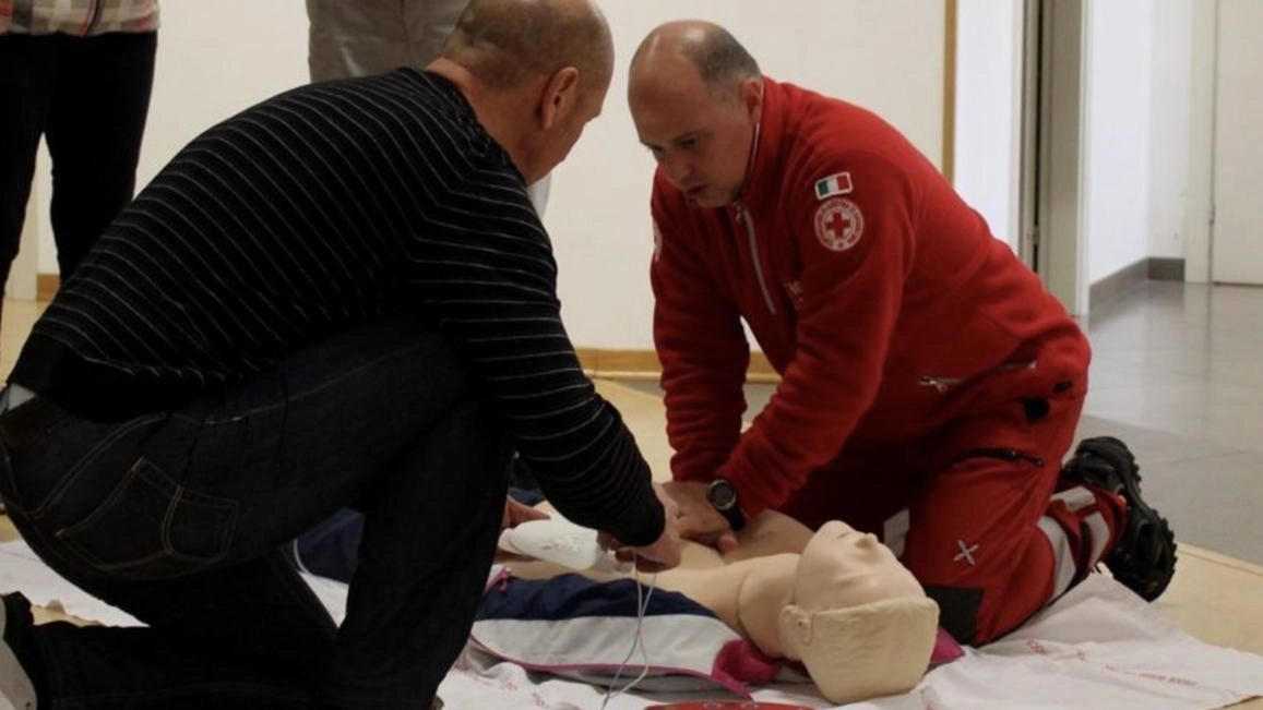 Un corso per l’utilizzo del defibrillatore (foto d’archivio)