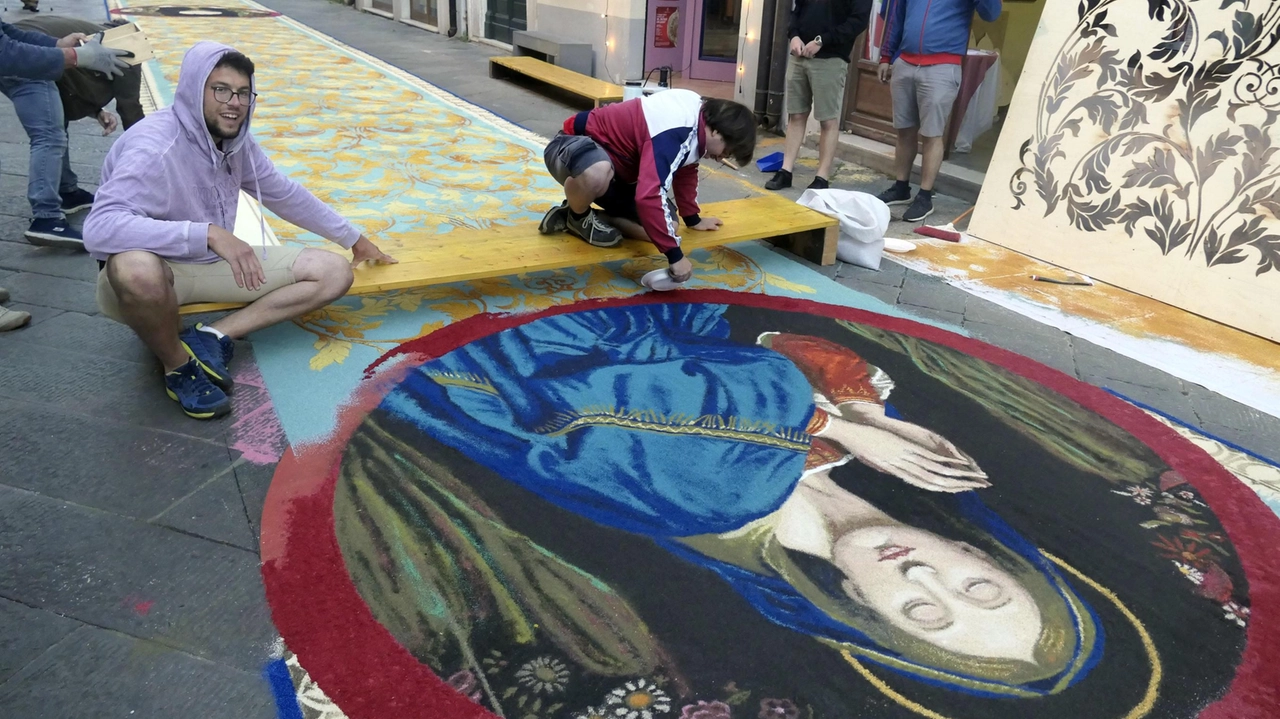 In occasione del Corpus Domini, tornano a Camaiore i tappeti di segatura In occasione del Corpus Domini, tornano a Camaiore i tappeti di segatura