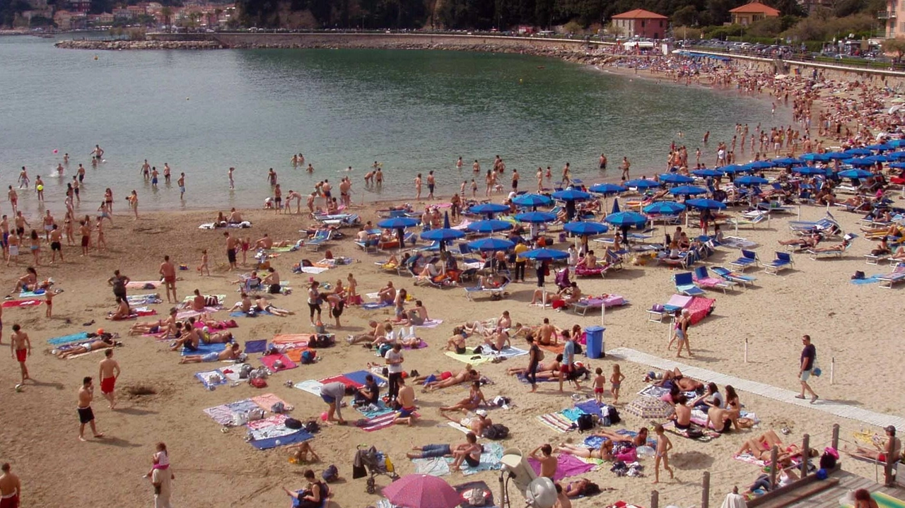 La spiaggia della Venere Azzurra. Da anni è guerra tra alcuni gestori e l’amministrazione comunale sui canoni di concessione delle spiagge La spiaggia della Venere Azzurra. Da anni è guerra tra alcuni gestori e l’amministrazione comunale sui canoni di concessione delle spiagge