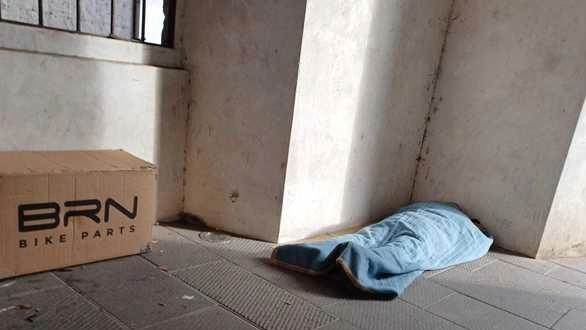 “Dentro Porta Elisa c’è un giaciglio di cartoni e coperte. Da qualche settimana trovo un ragazzo africano molto giovane che... “Dentro Porta Elisa c’è un giaciglio di cartoni e coperte. Da qualche settimana trovo un ragazzo africano molto giovane che...