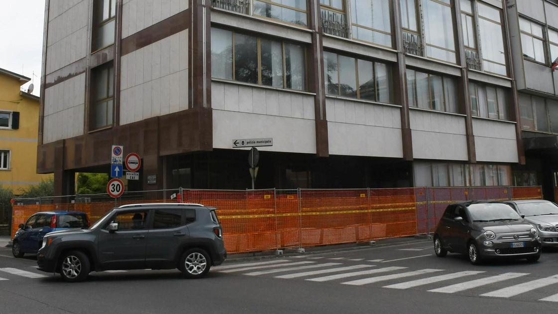 Si stacca una lastra di granito: "Subito indagini sulla facciata" Si stacca una lastra di granito: "Subito indagini sulla facciata"