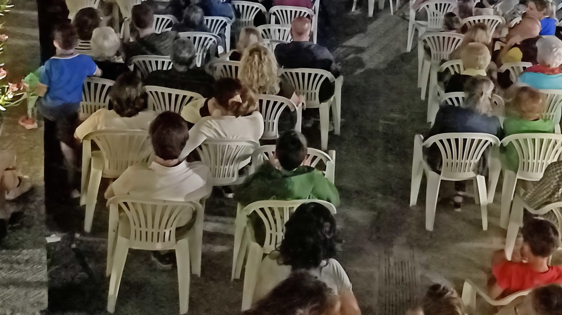 La seconda edizione di "Cinema al chiaro di luna" a Raggiolo offre serate culturali con proiezioni gratuite, teatro e degustazioni di prodotti locali, promuovendo la valorizzazione dei borghi storici attraverso il turismo sostenibile. Un'iniziativa finanziata dal Pnrr che coinvolge il pubblico con film significativi come "Il diritto di contare", "Hugo Cabret" e "La notte di San Lorenzo". La seconda edizione di "Cinema al chiaro di luna" a Raggiolo offre serate culturali con proiezioni gratuite, teatro e degustazioni di prodotti locali, promuovendo la valorizzazione dei borghi storici attraverso il turismo sostenibile. Un'iniziativa finanziata dal Pnrr che coinvolge il pubblico con film significativi come "Il diritto di contare", "Hugo Cabret" e "La notte di San Lorenzo".