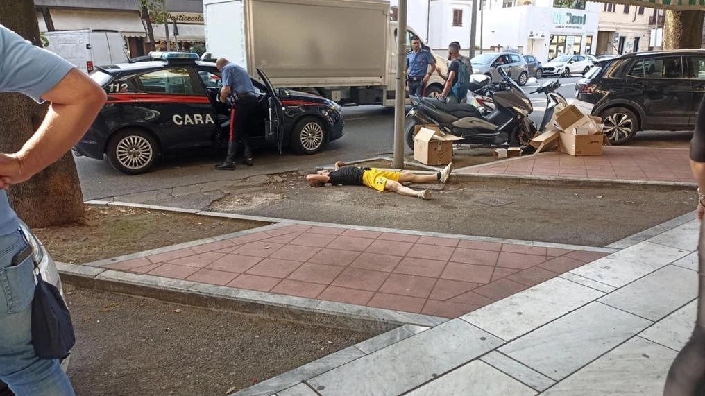 La scena della rissa ad Avenza con lo straniero accasciato a terra in attesa di essere soccorso e portato all’ospedale La scena della rissa ad Avenza con lo straniero accasciato a terra in attesa di essere soccorso e portato all’ospedale