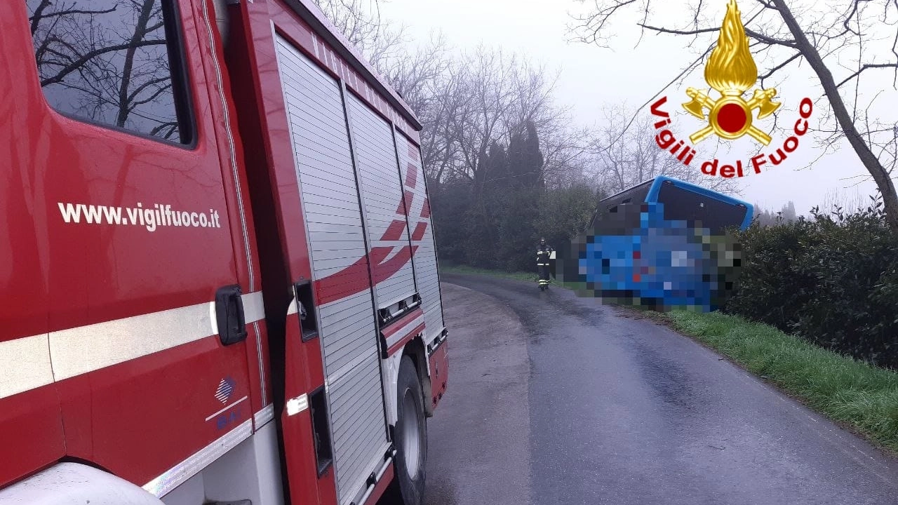 Il pullman in bilico su un fosso e l'intervento dei vigili del fuoco Il pullman in bilico su un fosso e l'intervento dei vigili del fuoco