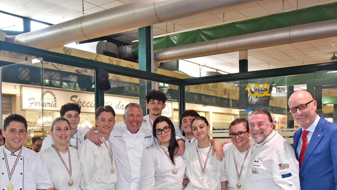 Gli studenti del ’Lotti’ impegnati nell’evento organizzato dal Rotary. Tutte creazioni molto originali, ma alla fine hanno vinto i mignon ’Rubino’. Gli studenti del ’Lotti’ impegnati nell’evento organizzato dal Rotary. Tutte creazioni molto originali, ma alla fine hanno vinto i mignon ’Rubino’.