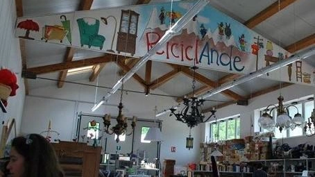 Il mercatino di Riciclande prima dell’incendio a Vaiano