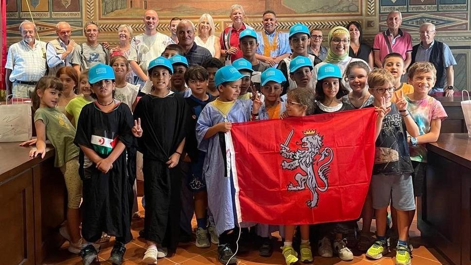 Il ricevimento nella sala consiliare di San Miniato dei piccoli Saharawi Il ricevimento nella sala consiliare di San Miniato dei piccoli Saharawi