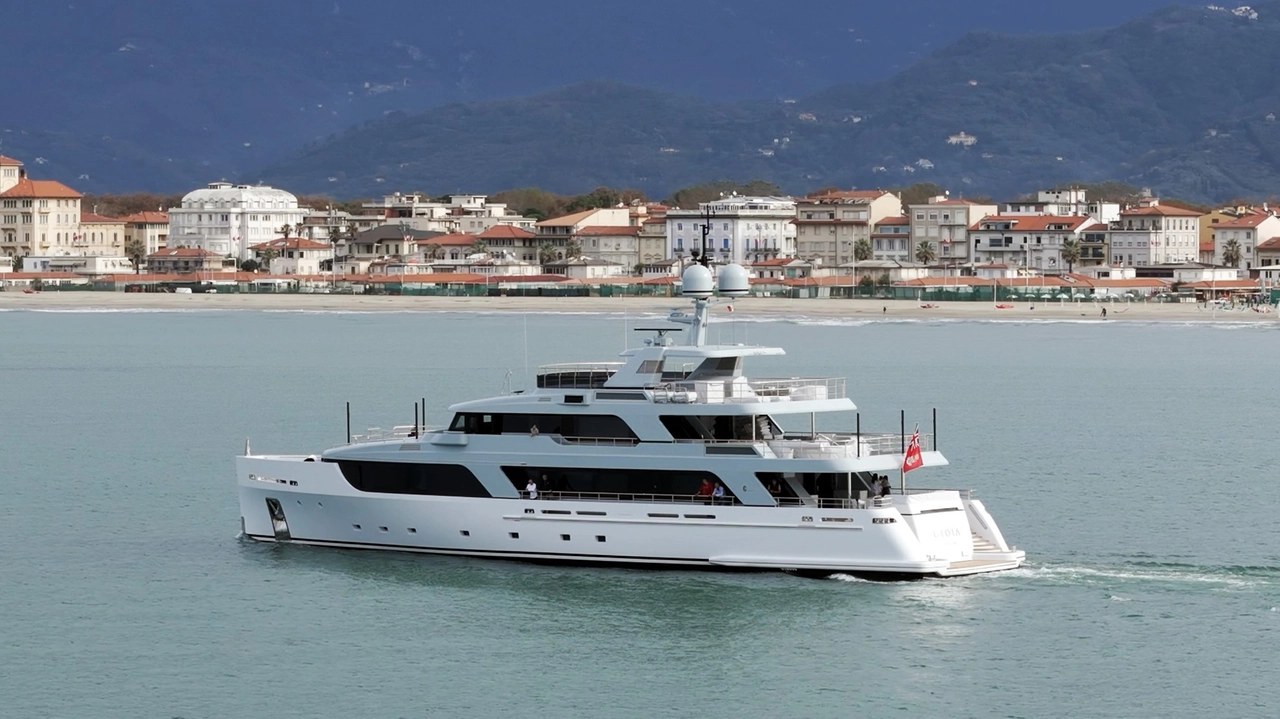 Il motoryacht Gioia in navigazione davanti alla spiaggia di Viareggio Il motoryacht Gioia in navigazione davanti alla spiaggia di Viareggio