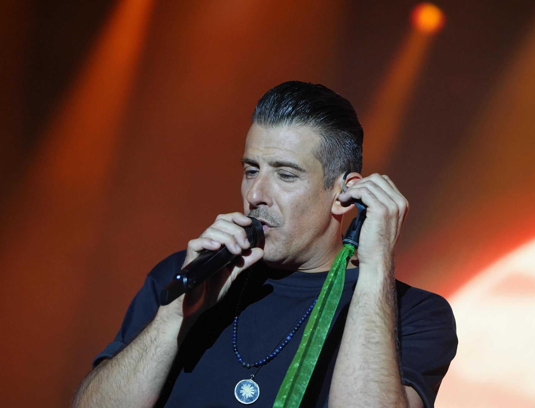 https://www.lanazione.it/image-service/view/acePublic/alias/contentid/OTE2ODBlYTEtMjExNy00/0/gabbani-fa-ballare-tutti-due-ore-di-grandi-successi-un-onore-essere-qui.jpeg