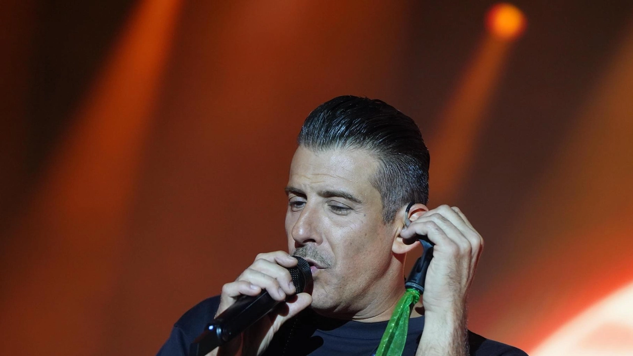 Il cantautore di Carrara al Blues con ’Dalla tua parte Summer Tour 2025’ il pubblico si scalda e lui ringrazia: "Questo è un palco che ha visto grandi artisti". Il cantautore di Carrara al Blues con ’Dalla tua parte Summer Tour 2025’ il pubblico si scalda e lui ringrazia: "Questo è un palco che ha visto grandi artisti".