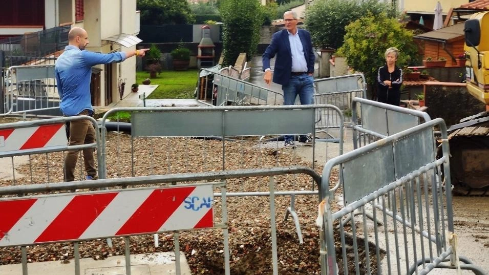 La voragine in via Ungaretti, che è chiusa da tre mesi a causa dei lavori di ripristino di un tubo sottostante il manto stradale La voragine in via Ungaretti, che è chiusa da tre mesi a causa dei lavori di ripristino di un tubo sottostante il manto stradale