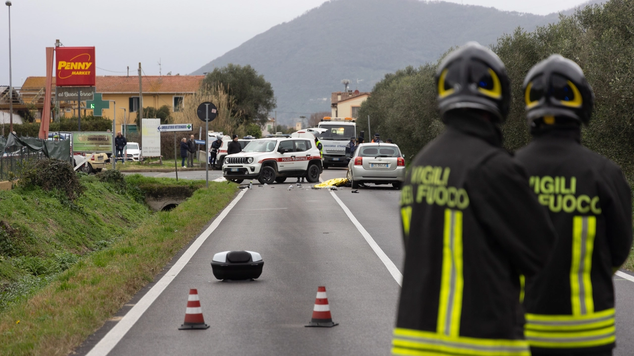 L’incidente lunedì poco prima delle 12 in via Lenin a San Giuliano Terme (foto Del Punta per Valtriani) L’incidente lunedì poco prima delle 12 in via Lenin a San Giuliano Terme (foto Del Punta per Valtriani)