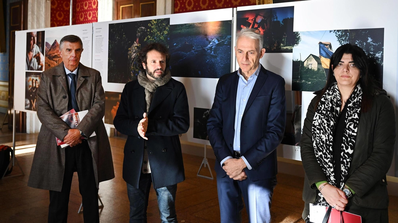 L’inaugurazione a Palazzo Ducale che ospita anche le immagini vincitrici del World Press Photo. Le altre esposizioni a Palazzo Guinigi e nella chiesa dei Servi. Anche talk e workshop. L’inaugurazione a Palazzo Ducale che ospita anche le immagini vincitrici del World Press Photo. Le altre esposizioni a Palazzo Guinigi e nella chiesa dei Servi. Anche talk e workshop.
