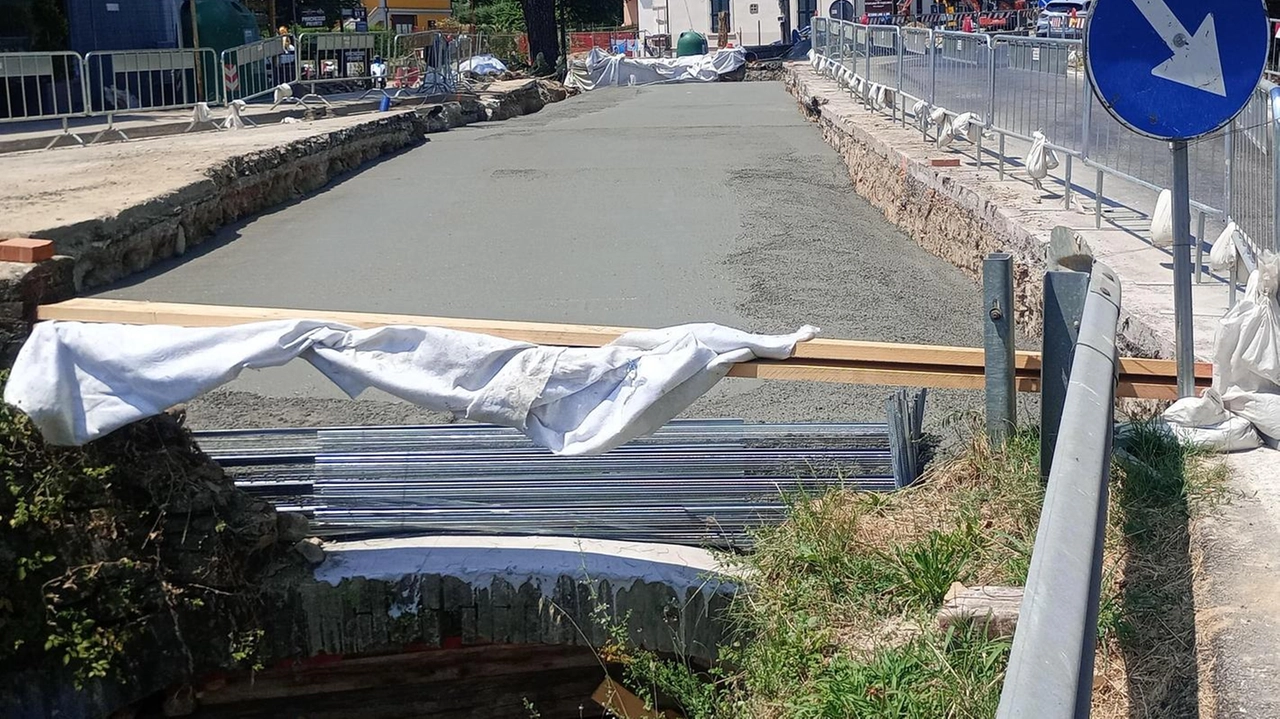 Per il risanamento della struttura sono state necessari 120 metri cubi di calcestruzzo. Ora servirà attendere dieci giorni per la maturazione del manufatto, poi la riasfaltatura. Per il risanamento della struttura sono state necessari 120 metri cubi di calcestruzzo. Ora servirà attendere dieci giorni per la maturazione del manufatto, poi la riasfaltatura.
