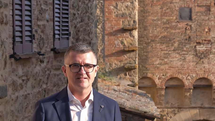Francesco Guarguaglini sindaco di Radicondoli promotore dei bandi contro lo spopolamento della comunità Francesco Guarguaglini sindaco di Radicondoli promotore dei bandi contro lo spopolamento della comunità