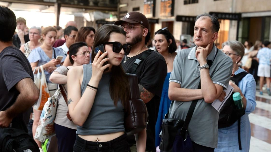 Si sta per chiudere un luglio nero per i viaggiatori italiani (e non solo), alle prese con i ritardi di... Si sta per chiudere un luglio nero per i viaggiatori italiani (e non solo), alle prese con i ritardi di...