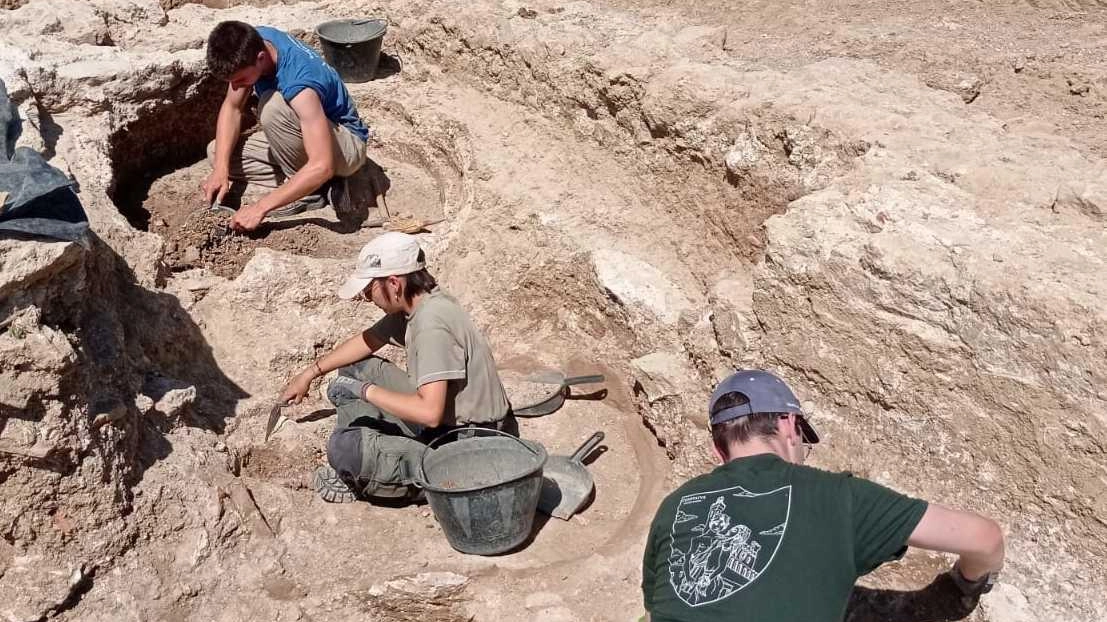 Gli scavi archeologici nella villa di Aiano, a San Gimignano, che hanno consentito di ritrovare antiche giare vecchie di 1800 anni per la conservazione del vino Gli scavi archeologici nella villa di Aiano, a San Gimignano, che hanno consentito di ritrovare antiche giare vecchie di 1800 anni per la conservazione del vino