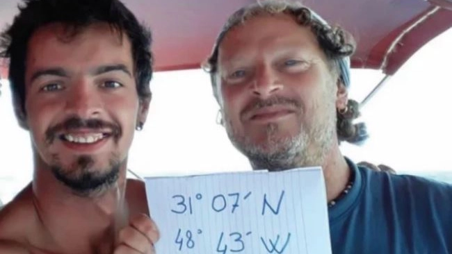 Il marinaio Antonio Voinea e lo skipper Aldo Revello: erano a bordo del ’Bright’, in alto Il marinaio Antonio Voinea e lo skipper Aldo Revello: erano a bordo del ’Bright’, in alto