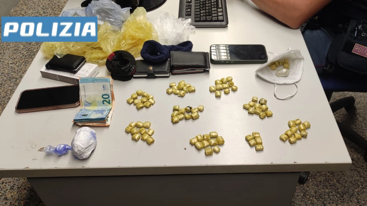 Parte della droga e della strumentazione sequestrata all’uomo dopo la perquisizione Parte della droga e della strumentazione sequestrata all’uomo dopo la perquisizione